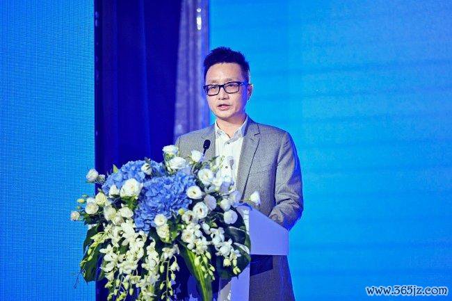 （上海温州商会长、上海温州商会球队理事长李丐腾）